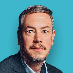 ein Mann in einem Anzug und Krawatte mit blauem Hintergrund