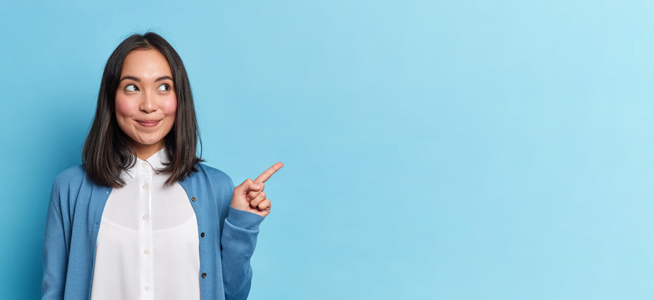 junge Frau zeigt Finger nach oben mit beiden Fingern